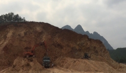 Khai thác đất trái phép tại Hòa Bình kỳ 1: Xe chở đất “cày” nát đường, chính quyền nói không biết